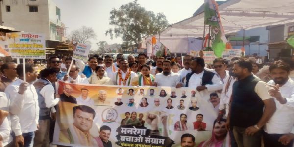 धमतरी : कांगेस नेताओं ने मनरेगा बचाओ संग्राम यात्रा निकाली