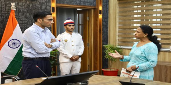 मां के पांव पर गिरकर माफी मांगो, वरना होगे जिला बदरः डीएम