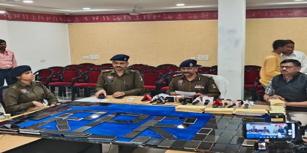 रायपुर : पुलिस ने 40 लाख के 200 गुम मोबाइल खोजकर उनके मालिकों को सौंपा