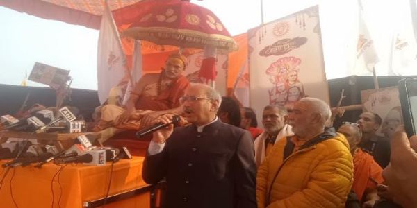 मीडिया से वार्ता करते हुए शंकराचार्य स्वामी अविमुक्तेश्वरानंद महाराज एवं उनके अधिवक्ता का छाया चित्र