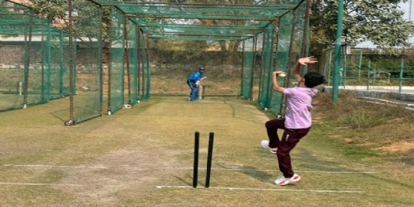 नेट में प्रशि5ण करती भारतीय टीम