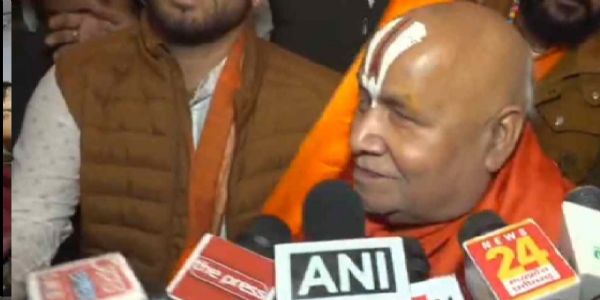 जगतगुरू रामभद्राचार्य ग्‍वालियर में पत्रकारों से बात करते हुए