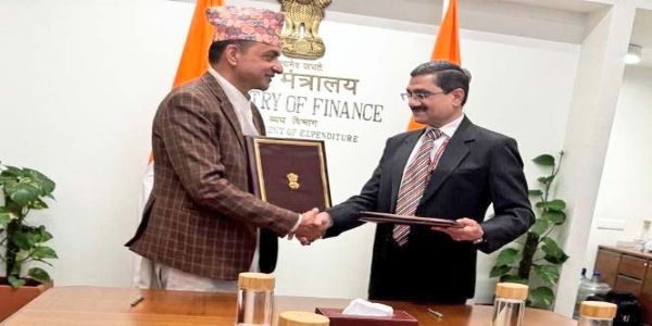 नेपाल भारत  के बीच सीमा शुल्क समझौते के बाद हाथ मिलाते हुए दोनों देशों के अधिकारी