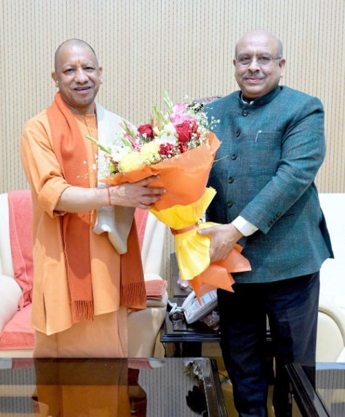 मुख्यमंत्री योगी आदित्यनाथ से मिलते दिल्ली विधान सभा के अध्यक्ष विजेन्द्र गुप्ता