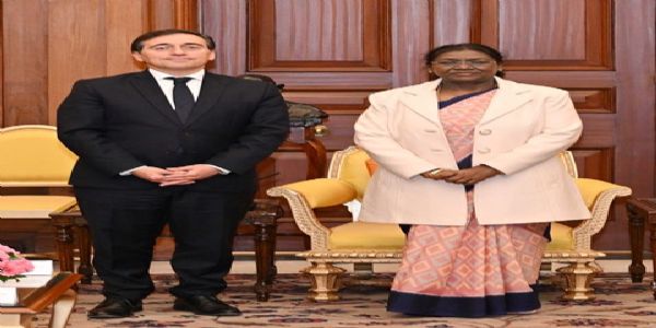 स्पेन के विदेश मंत्री जोस मैनुअल अल्बारेस बुधवार को राष्ट्रपति द्रौपदी मुर्मु से भेंट के दौरान