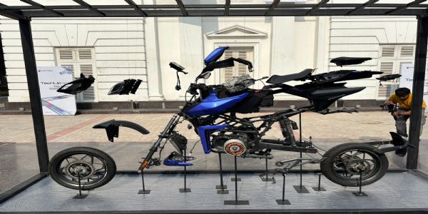 इलेक्ट्रिक कंपनी मैटर की मोटर साइकिल के हिस्से