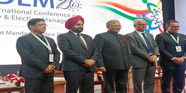 उदघाटन सत्र के दौरान मुख्य चुनाव आयुक्त सहित अन्य दोनों चुनाव आयुक्त