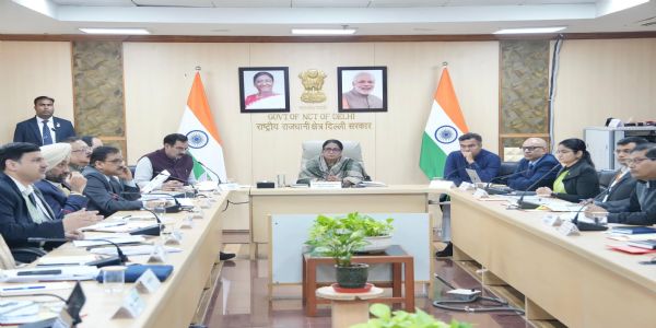 दिल्ली सचिवालय  में बुधवार को यमुना की सफाई को लेकर उच्च स्तरीय बैठक की अध्यक्षता करती मुख्यमंत्री रेखा गुप्ता