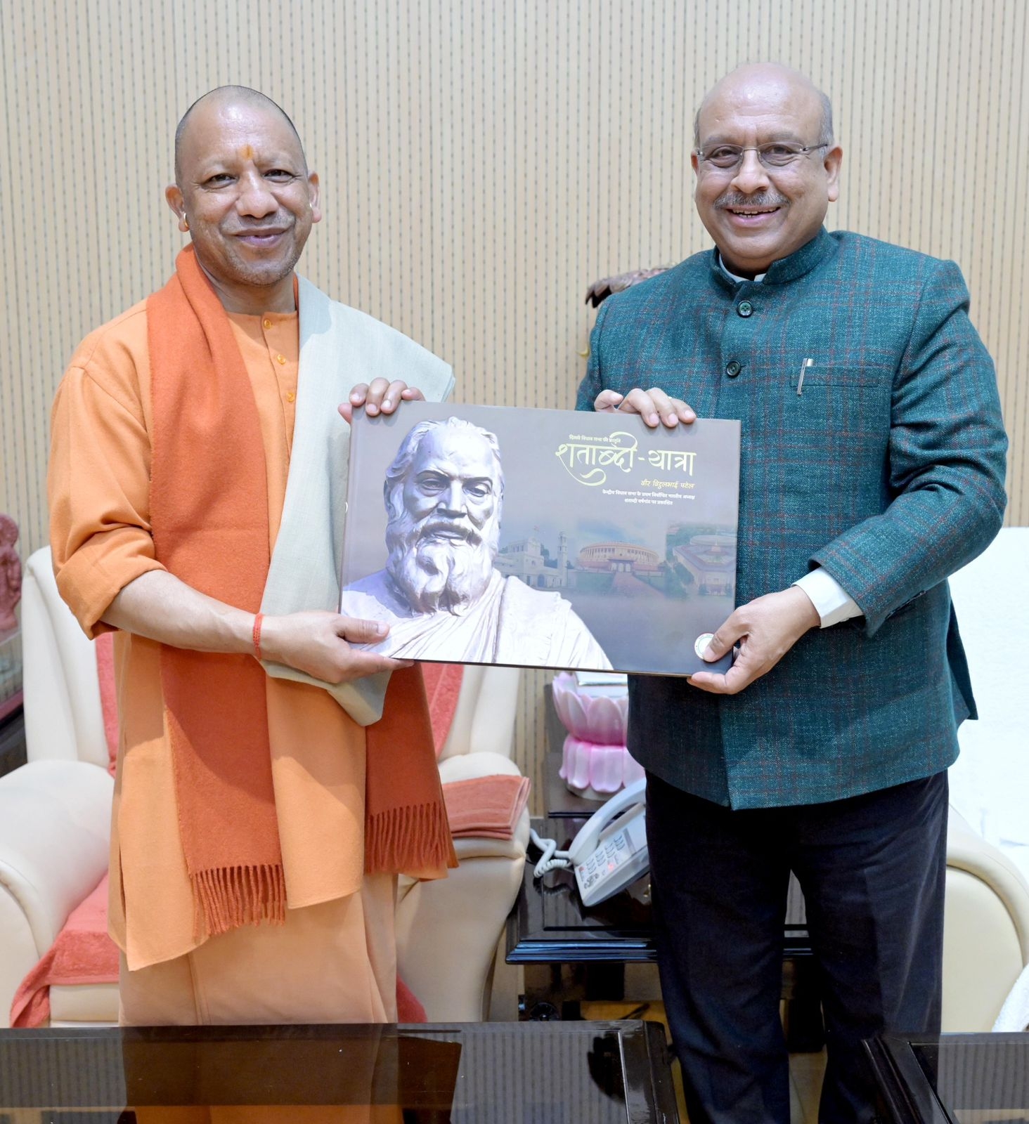 दिल्ली विधान सभा के अध्यक्ष विजेंद्र गुप्ता बुधवार को उत्तर प्रदेश के मुख्यमंत्री योगी आदित्यनाथ को “शताब्दी यात्रा – वीर विठ्ठलभाई पटेल” कॉफी टेबल बुक भेंट करते हुए