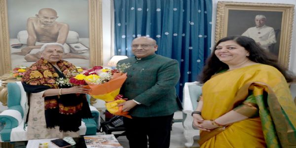 दिल्ली विधान सभा के अध्यक्ष विजेंद्र गुप्ता बुधवार को उत्तर प्रदेश की राज्यपाल आनंदीबेन पटेल  गुलदस्ता भेंट करते हुए