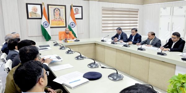 बैठक करते मुख्यमंत्री