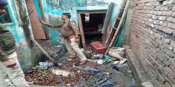 डुमरांव में अवैध पटाखा निर्माण के दौरान विस्फोट, एक गंभीर रूप से झुलसा