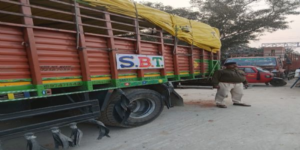 आरपीएफ ने अनाधिकृत वाहन प्रवेश पर तीन लोगों को हिरासत में लिया