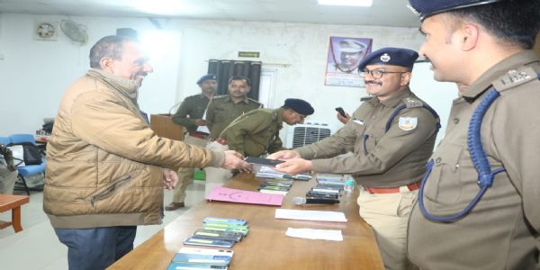 पुलिस ने 93 मोबाइल बरामद कर लोगों को लौटाए
