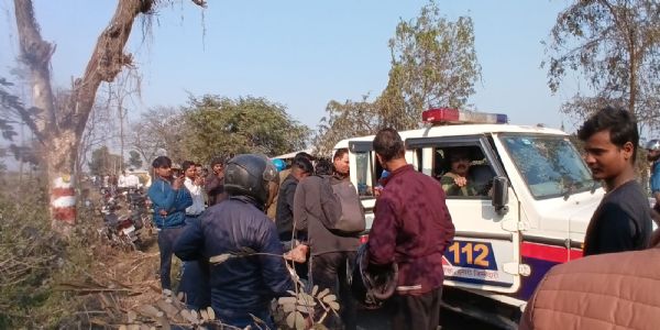 दो अलग-अलग सड़क दुर्घटनाओं में कुल चार लोग गंभीर