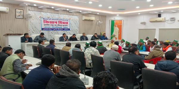 किसान दिवस में डीएम ने सुनी किसानों की समस्याएं