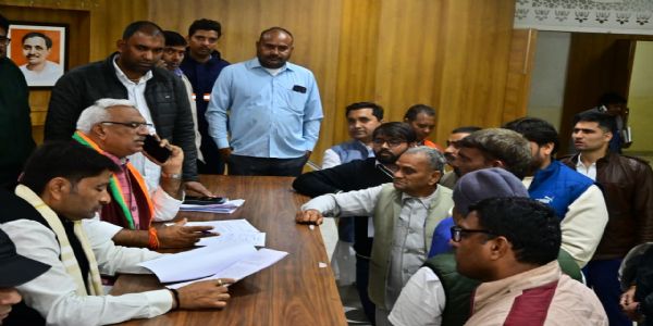 समस्या लेकर भाजपा कार्यालय पहुंचे कार्यकर्ताओं की समस्या सुन मंत्री ने दिए अधिकारियों को निस्तारण के निर्देश