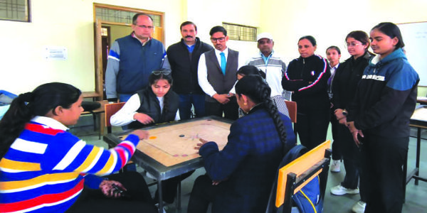 कैरम प्रतियोगिता का आयोजन: नमन और आर्यन की टीम ने मारी बाजी