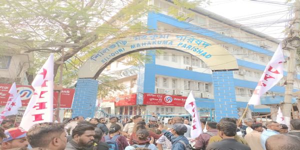 आठ सूत्री मांगों को लेकर डीवाईएफआई ने जिलाधिकारी को सौंपा ज्ञापन