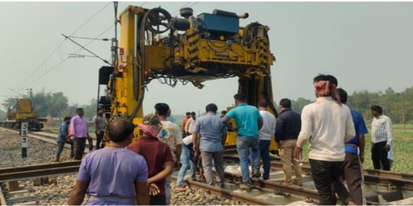 रेललाइन मरम्मत के दौरान तकनीकी खराबी, पदातिक एक्सप्रेस के यात्री घंटों रहे परेशान