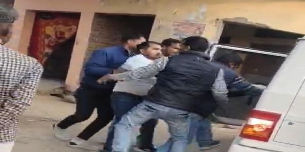 एंटी करप्शन टीम ने रिश्वत लेते जेई व संविदाकर्मी को पकड़ा