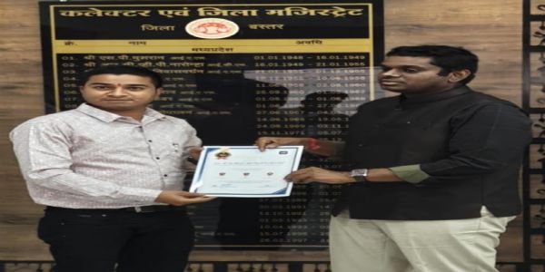 शिक्षा में नवाचार लाने वाले शिक्षक खगेन्द्र काे कलेक्टर ने किया सम्मानित