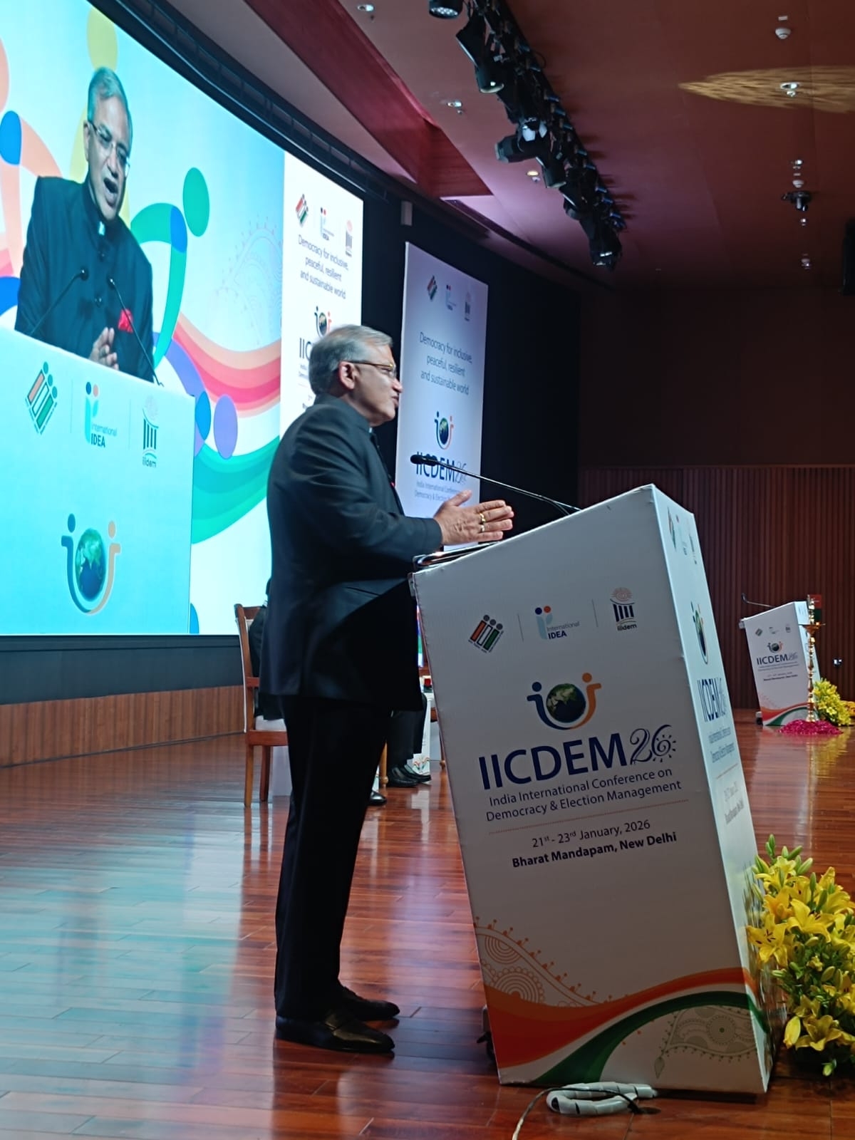 सम्मेलन को संबोधित करते मुख्य चुनाव आयुक्त