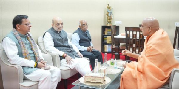 स्वामी अवधेशानंद  से वार्ता करते अमित शाह