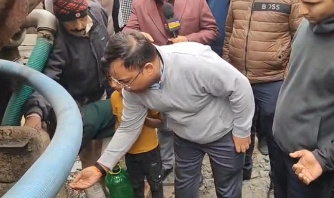 कलेक्टर ने भागीरथपुरा में सप्लाई करते पानी को खुद पीकर देखा
