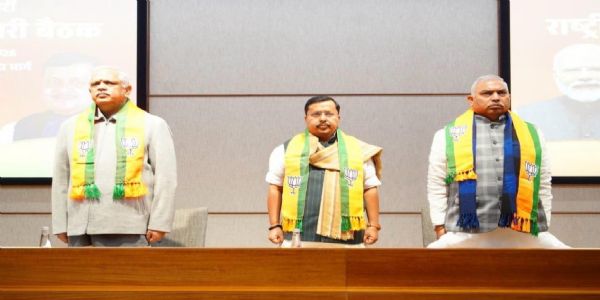 नितिन नवीन पदाधिकारियों की बैठक की अध्यक्षता करते हुए