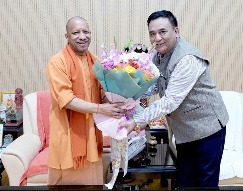 सिक्किम विधान सभा के अध्यक्ष मिंगमा नोरबू शेरपा के साथ मुख्यमंत्री योगी आदित्यनाथ