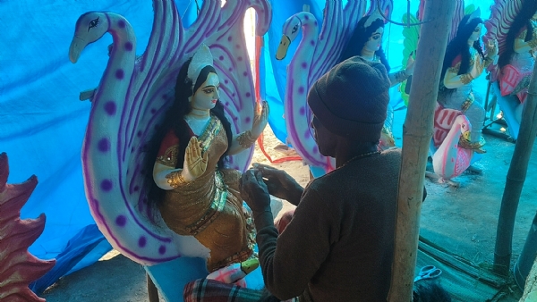 मां सरस्वती को आकार देते कलाकार। मां सरस्वती को आकार देते कलाकार।