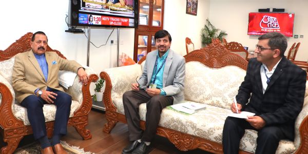केन्द्रीय मंत्री डॉ. जितेन्द्र सिंह अधिकारियों के साथ बैठक करते हुए