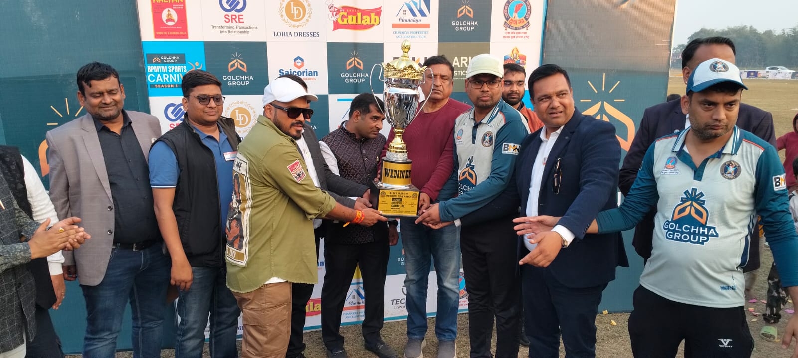 अररिया फोटो:ट्रॉफी प्रदान करते