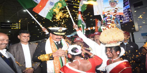 भारतीय नौसेना प्रमुख का एयरपोर्ट पर स्वागत करते