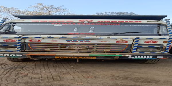 पतरातु में बालू लदा तीन हाइवा जब्त