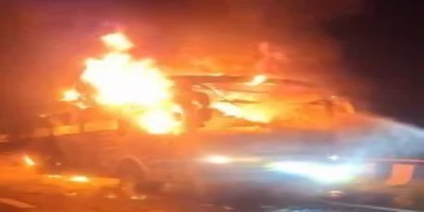 मथुरा में यमुना एक्सप्रेसवे पर दिल्ली जा रही बस में लगी भीषण आग, सभी यात्री सुरक्षित