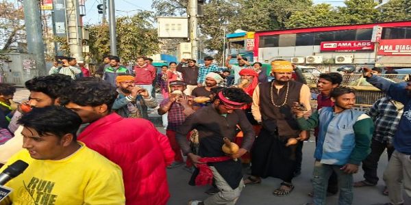 केजीएमयू के सामने बीन बजाकर सपेरा समाज ने किया प्रदर्शन