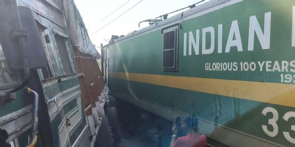 जसीडीह-मधुपुर के बीच रेल फाटक पर गोंडा-आसनसोल एक्सप्रेस से टकराई ट्रक