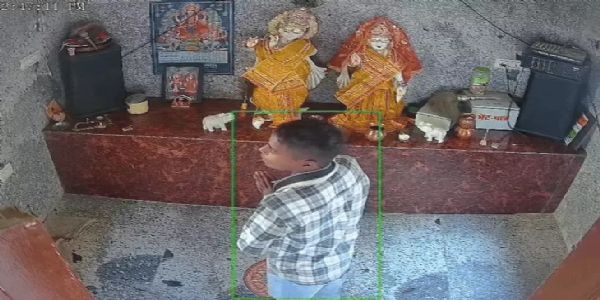 मंदिर में दिनदहाड़े चोरी, भगवान के आगे हाथ जोड़कर दानपात्र उठा ले गया बदमाश