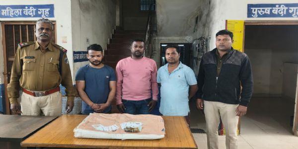 थाना बलौदा क्षेत्र में जुआ खेलते तीन आरोपित गिरफ्तार, नगदी व ताश के पत्ते जब्त