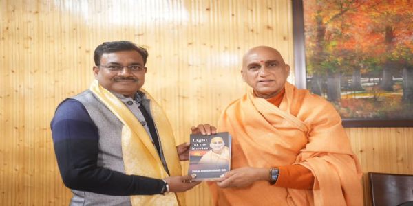 मुख्य सचिव आनंद बर्धन ने की स्वामी अवधेशानंद गिरी से शिष्टाचार भेंट