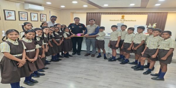 शाला विद्यार्थियों ने दी “सैनिकों के परिवारों के लिए फ़ूड मनी”