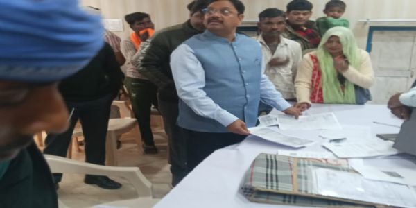 एसआईआर कार्यों की प्रगति देखने सहार ब्लॉक पहुंचे औरैया जिलाधिकारी