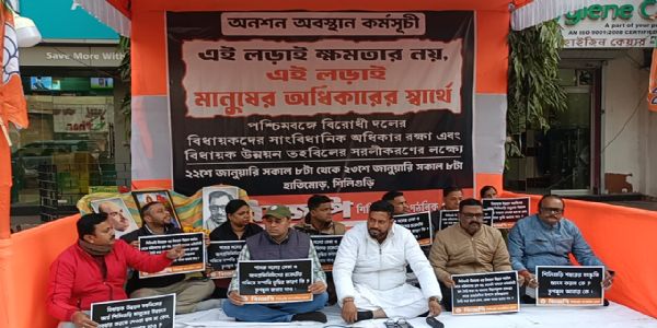 क्षेत्र विकास निधि रोके जाने का आरोप, सिलीगुड़ी में अनशन पर बैठे भाजपा विधायक शंकर घोष