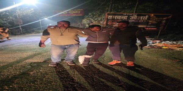 पुलिस मुठभेड़ में चेन स्नैचर घायल, दो फरार