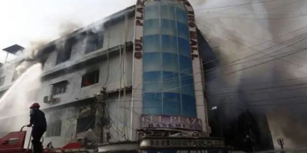 पाकिस्तान के कराची में शॉपिंग प्लाजा की आग में मृतकों की संख्या बढ़कर 61 हुई