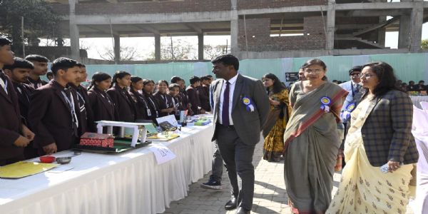 वीवीपीएस में एंडेवर द एग्जि‍बिशन ऑफ एक्सीलेंस का आयोजन