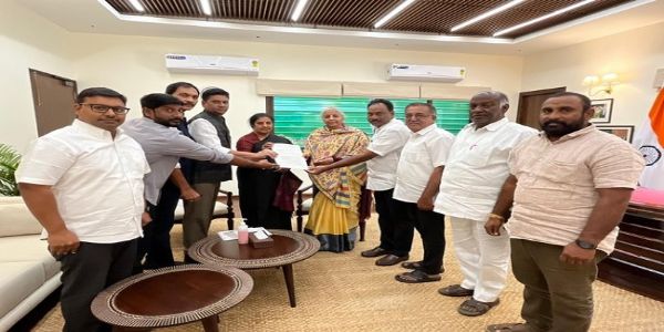 डी. पुरंदेश्वरी के नेतृत्व में किसानों के प्रतिनिधिमंडल से मुलाकात करते वित्त मंत्री डी. पुरंदेश्वरी के नेतृत्व में किसानों के प्रतिनिधिमंडल से मुलाकात करते वित्त मंत्री