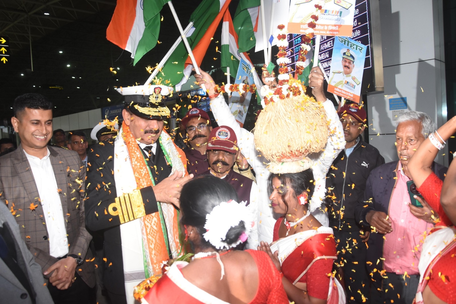 भारतीय नौसेना प्रमुख का स्वागत करते